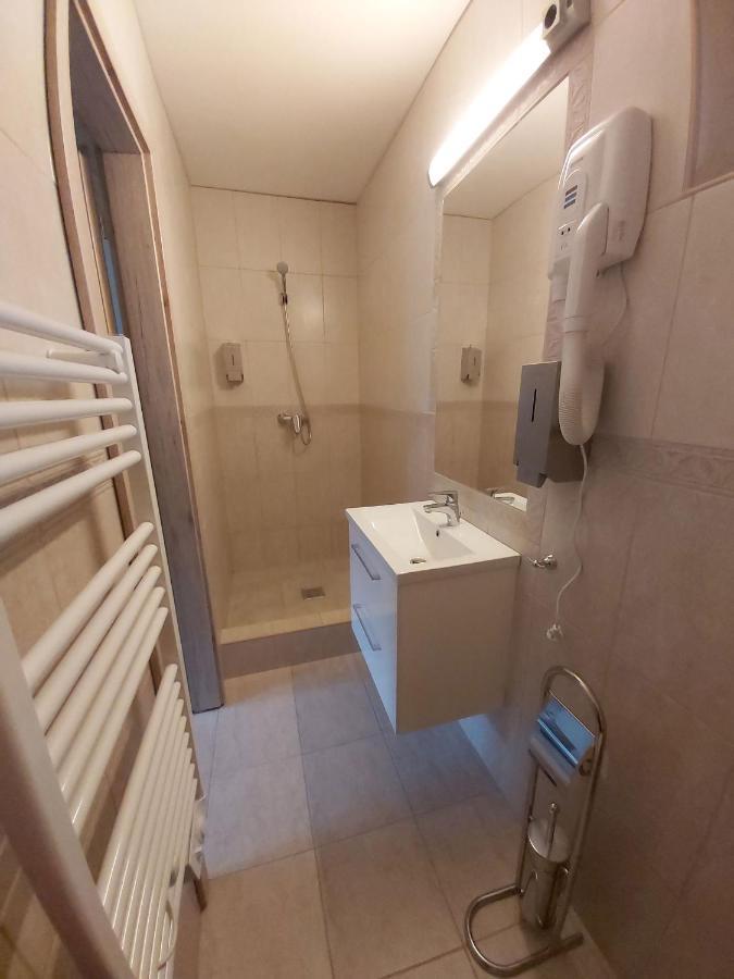 Bed and Breakfast Mamutfenyo Panzio Тата Экстерьер фото