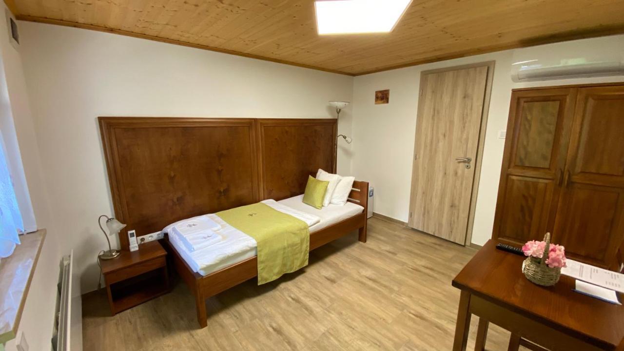 Bed and Breakfast Mamutfenyo Panzio Тата Экстерьер фото