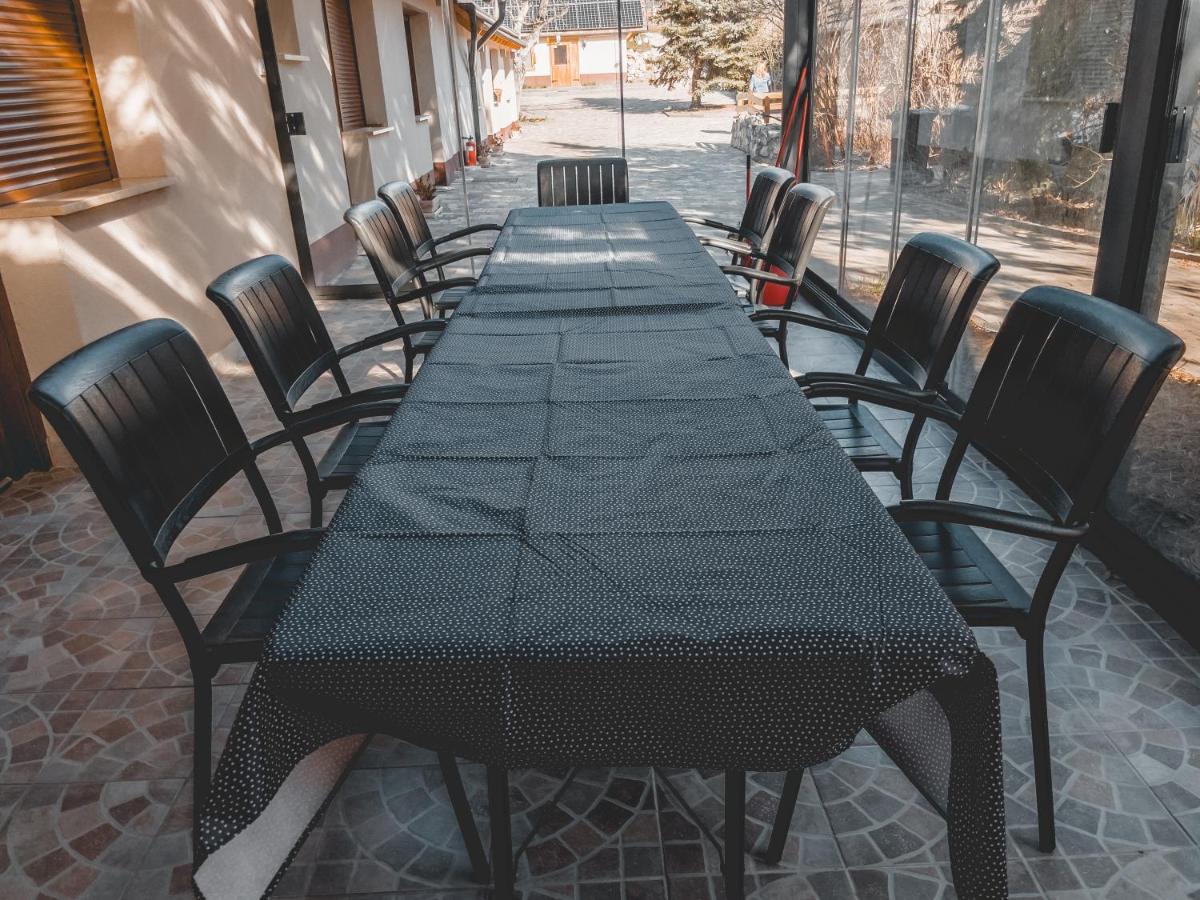 Bed and Breakfast Mamutfenyo Panzio Тата Экстерьер фото
