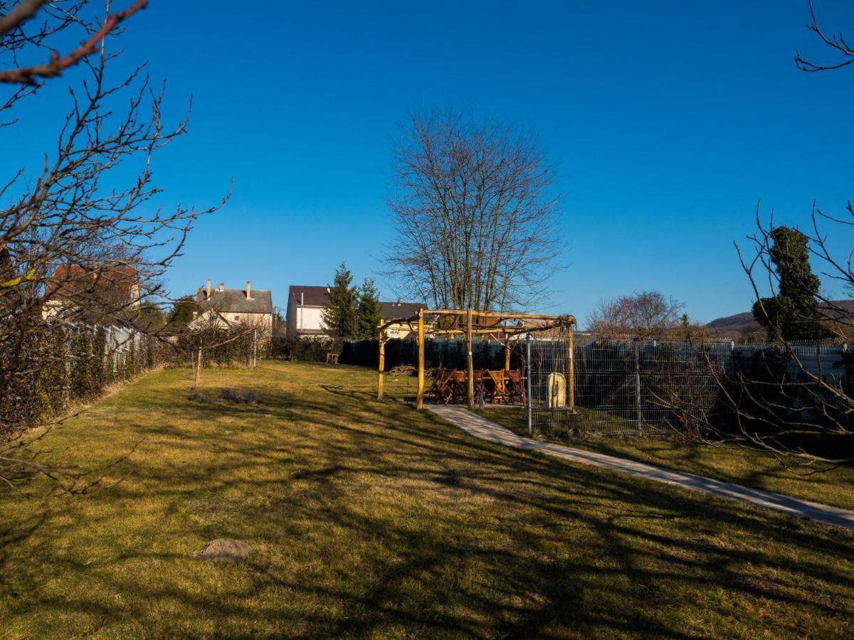 Bed and Breakfast Mamutfenyo Panzio Тата Экстерьер фото