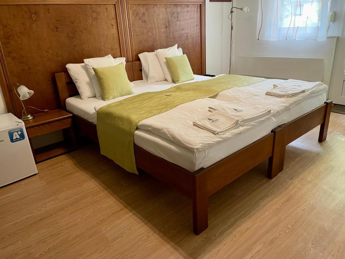 Bed and Breakfast Mamutfenyo Panzio Тата Экстерьер фото