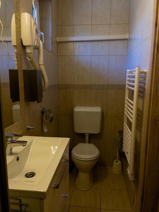 Bed and Breakfast Mamutfenyo Panzio Тата Экстерьер фото
