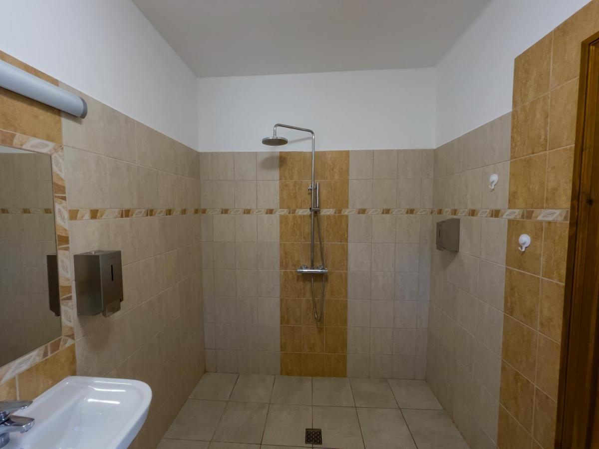 Bed and Breakfast Mamutfenyo Panzio Тата Экстерьер фото