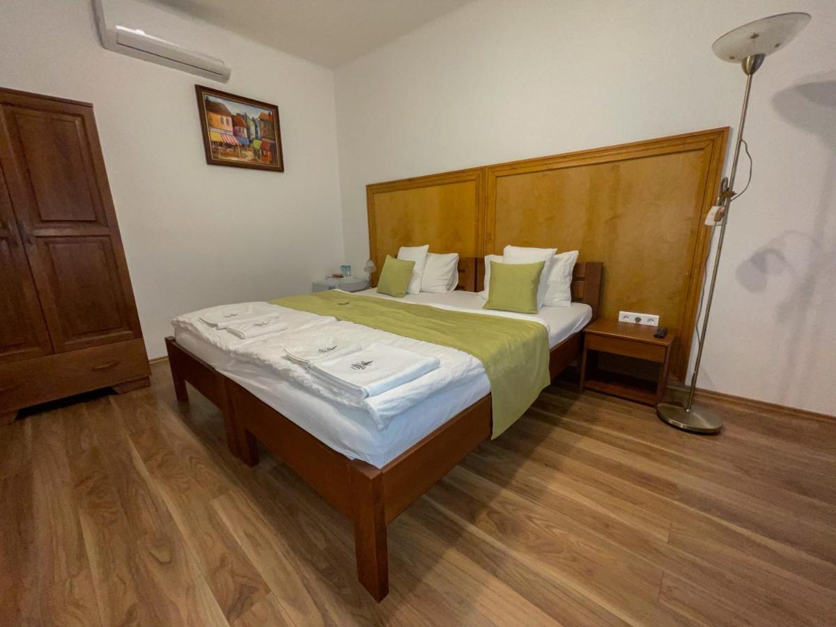 Bed and Breakfast Mamutfenyo Panzio Тата Экстерьер фото