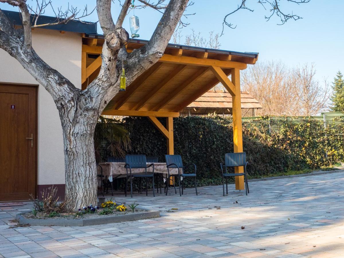 Bed and Breakfast Mamutfenyo Panzio Тата Экстерьер фото
