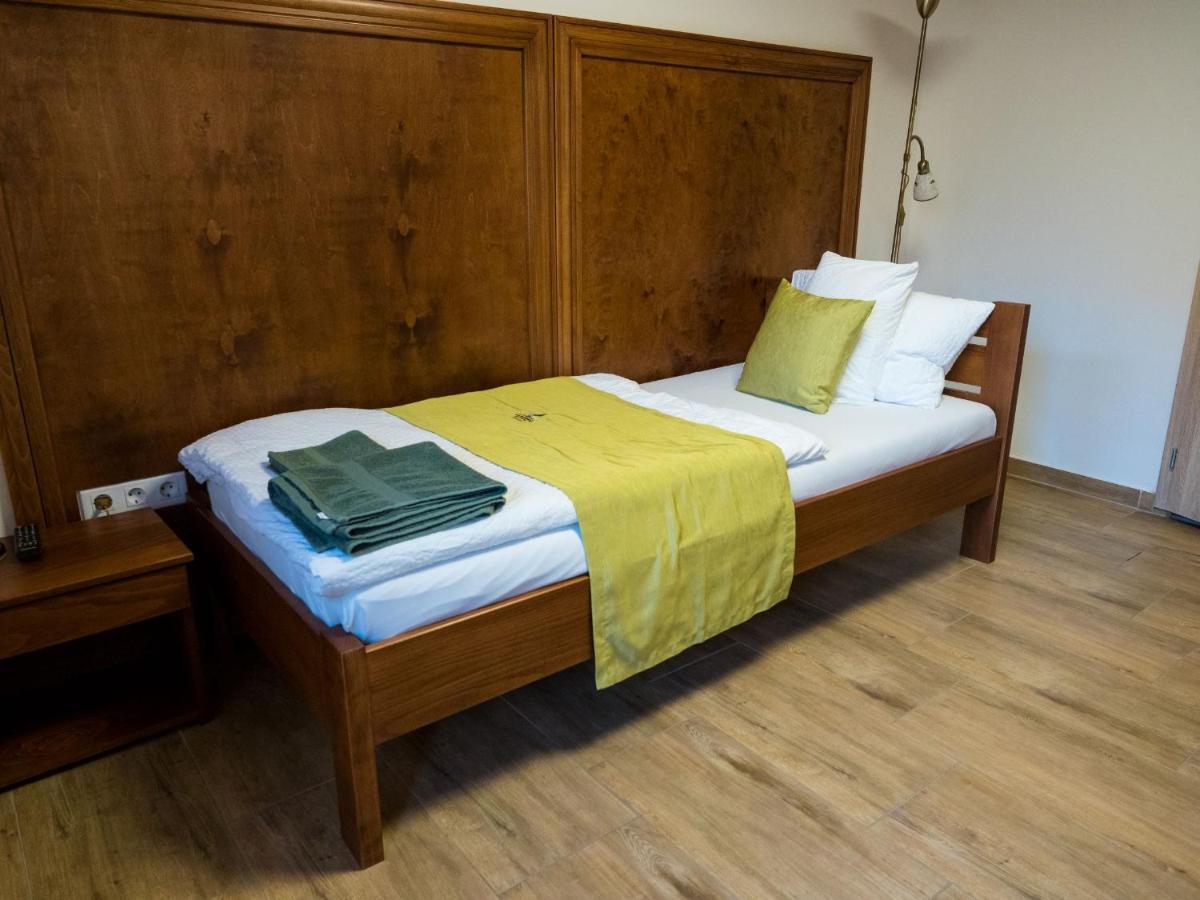 Bed and Breakfast Mamutfenyo Panzio Тата Экстерьер фото