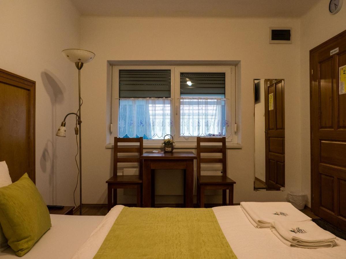 Bed and Breakfast Mamutfenyo Panzio Тата Экстерьер фото