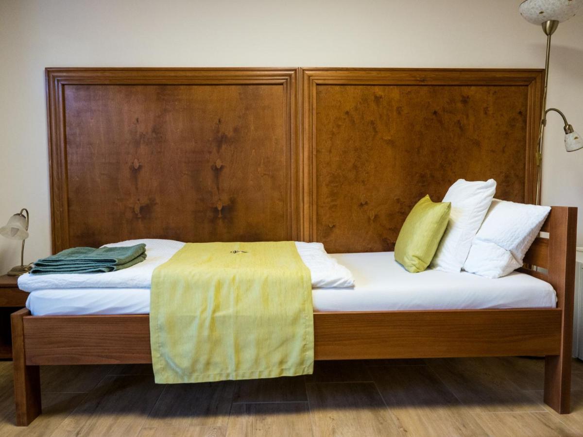 Bed and Breakfast Mamutfenyo Panzio Тата Экстерьер фото